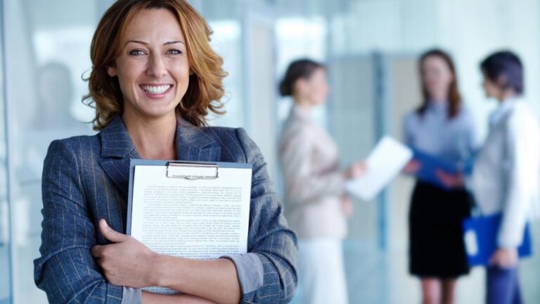 Foto de una mujer que busca trabajo con su curriculum vitae.