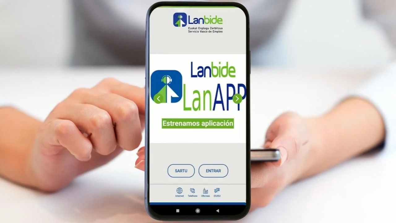 Cita Lanbide: ¿Cómo solicitarla y gestionar tus prestaciones en el Servicio Vasco de Empleo? 3 Foto de fondo de unas manos y un móvil y un pantallazo de lanAPP, la app del Servicio Vasco de Empleo.