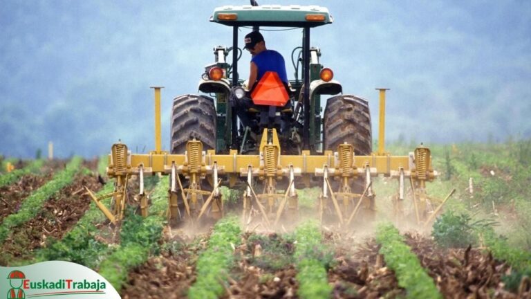 Foto de un tractor trabajando en el campo en referencia a las ofertas de empleo de Lanbide sobre agrario.