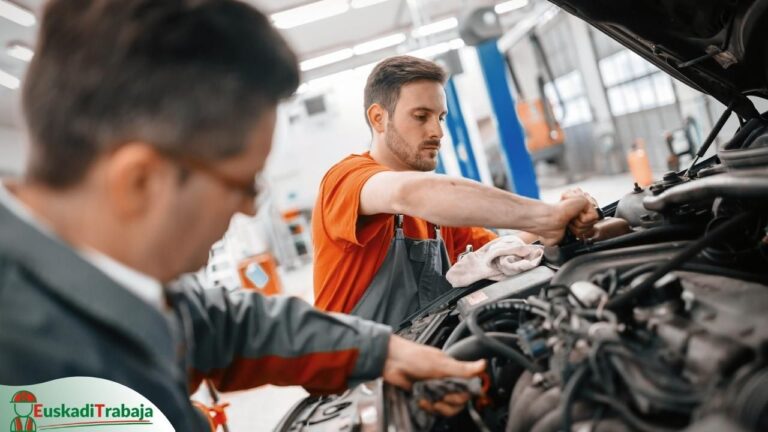 Foto de dos mecánicos reparando un coche en referencia las ofertas de empleo de Lanbide sobre automoción.