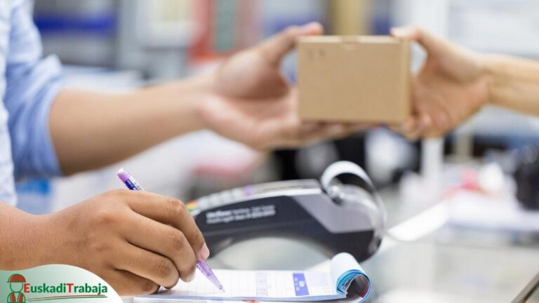 Foto de una compra en una tienda, en referencia a las ofertas de empleo de Lanbide sobre comercio.