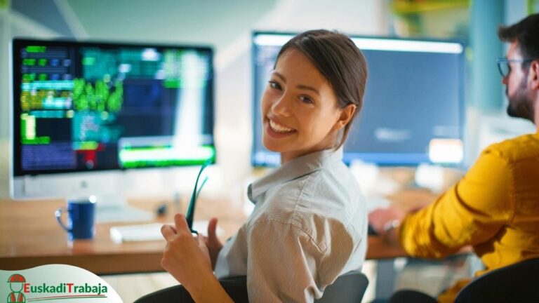 Foto de una profesora preparando unas clases e investigando, en referencia a las Ofertas de empleo de Lanbide sobre docencia e investigación.