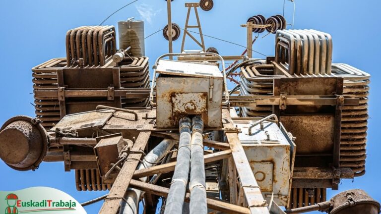 Foto de unos transformadores eléctricos en una torreta en referencia a las ofertas de empleo de Lanbide sobre producción, transformación y distribución de energía y agua.