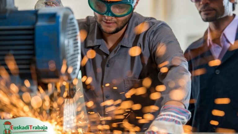 Foto de un trabajador en una fábrica de Euskadi en referencia a las ofertas de empleo de Lanbide sobre industrias de fabricación de equipos electromecánicos.