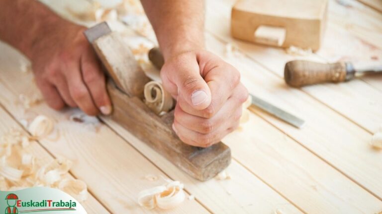 Foto con un cepillo trabajando la madera en Euskadi.