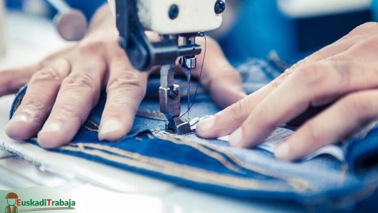 Foto trabajando una manufactura en referencia a las ofertas de empleo de Lanbide sobre industrias manufactureras diversas.