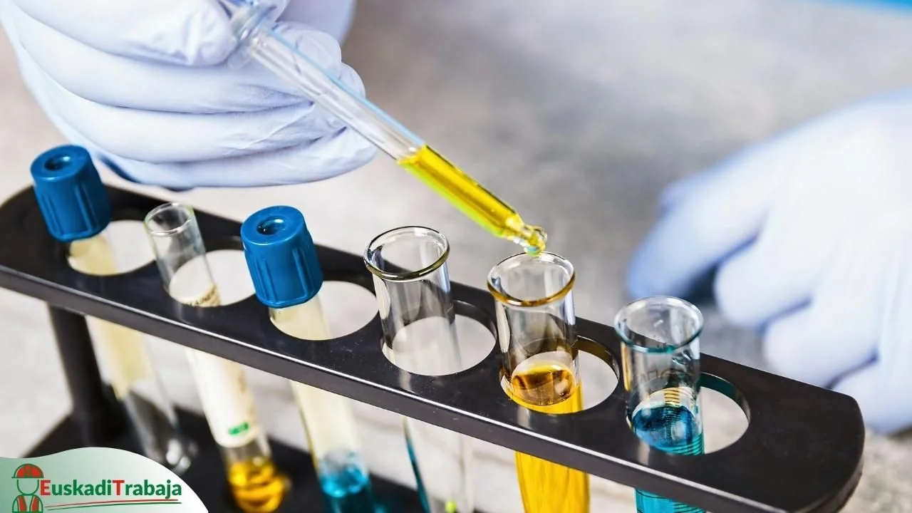 Ofertas de empleo de Lanbide sobre industrias químicas en Gipuzkoa 27 Foto trabajando con varios productos químicos en referencia a las ofertas de empleo de Lanbide sobre industrias químicas.