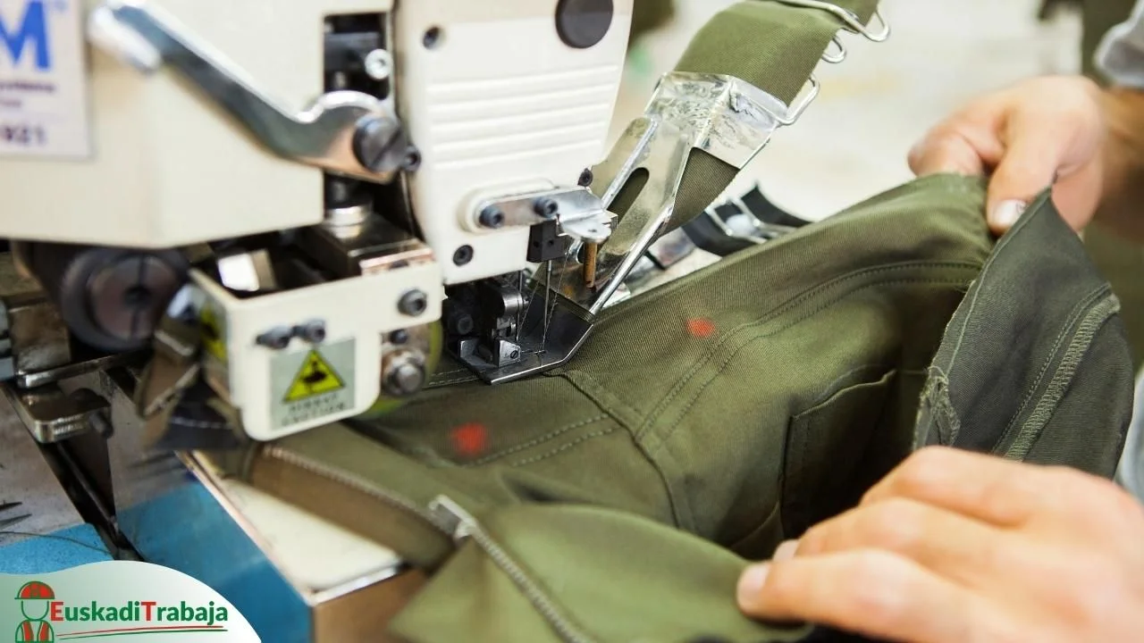 Ofertas de empleo de Lanbide sobre industrias textiles en Araba 27 Foto trabajando tejidos en una industria en referencia a las ofertas de empleo de Lanbide sobre industrias textiles.