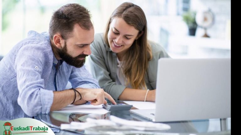 Foto de un hombre y una mujer mirando un portátil en referencia a las ofertas de empleo de Lanbide sobre seguros y finanzas.