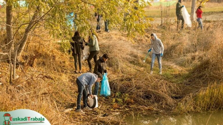 Foto de personas recogiendo basura del campo en referencia a las ofertas de empleo de Lanbide sobre servicios a la comunidad y personales.