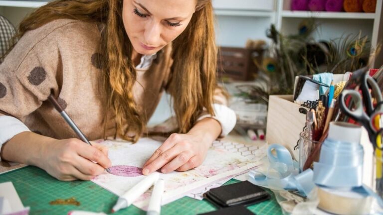 Mujer haciendo trabajos artesanales.