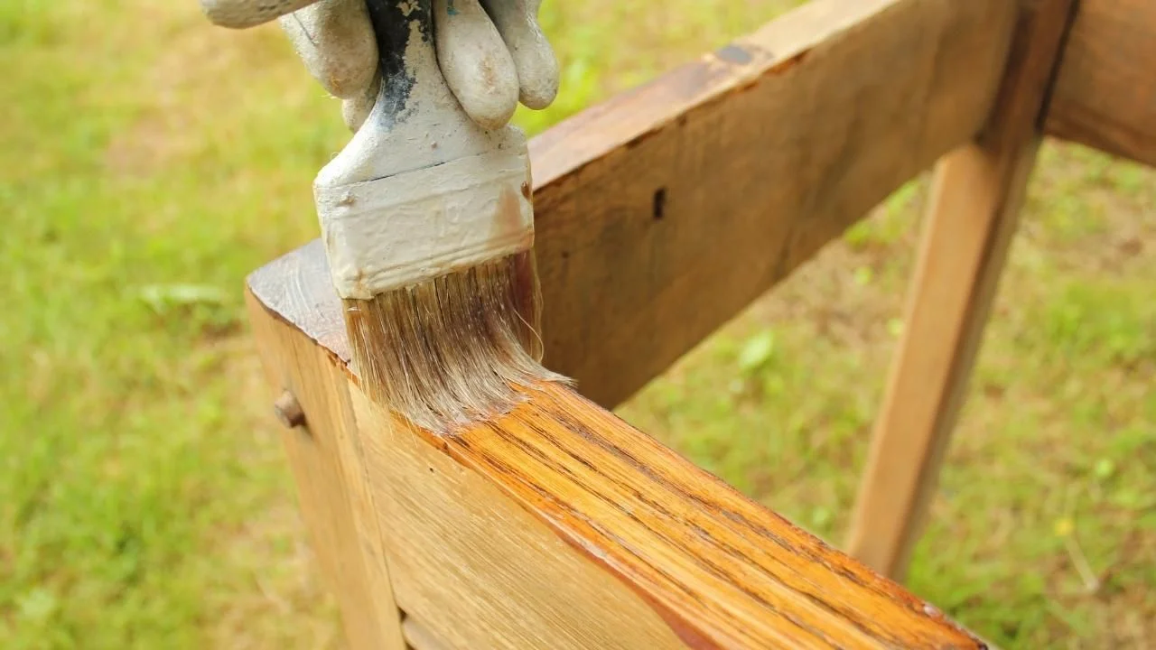 Cursos y formación de Lanbide sobre madera, mueble y corcho en Bizkaia 28 Trabajador de la carpintería tratando con un producto la madera.
