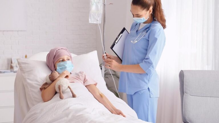 Personal sanitario atendiendo a una paciente en la cama de un hospital.