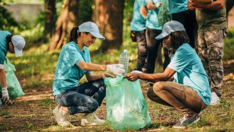 Foto de personas trabajando en el cuidado del medio ambiente.