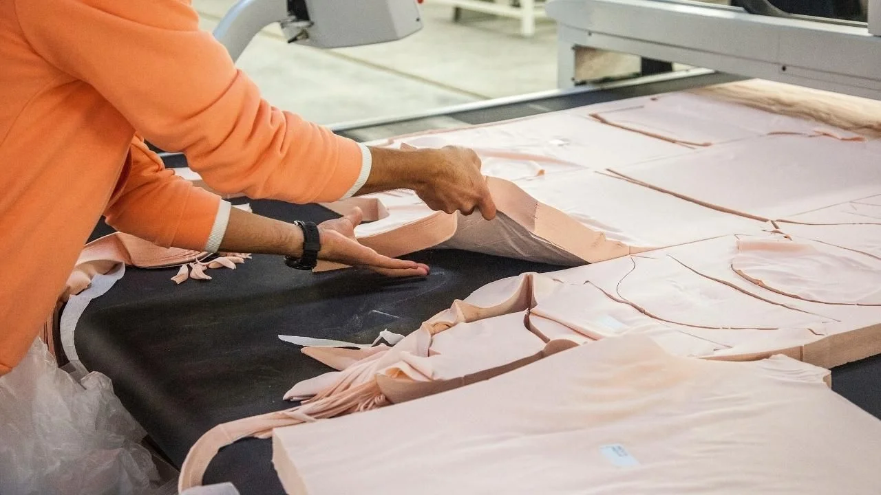 Cursos y formación de Lanbide sobre textil, confección y piel en Gipuzkoa 28 Persona trabajando con unos tejidos.
