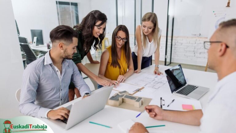 Foto de personas trabajando como administrativos en unas oficinas.