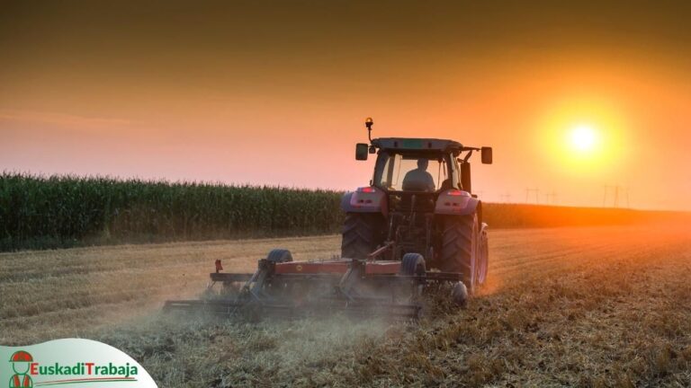 Foto de un tractor arando al atardecer en referencia a las oportunidades de empleo en el sector agrario de Euskadi.