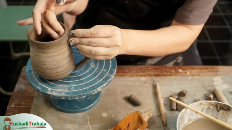 Foto de una persona trabajando el barro como alfarero en referencia las oportunidades de empleo artesanal en el sector de Artesanía en el País Vasco: Descubre las posibilidades laborales en Euskadi.