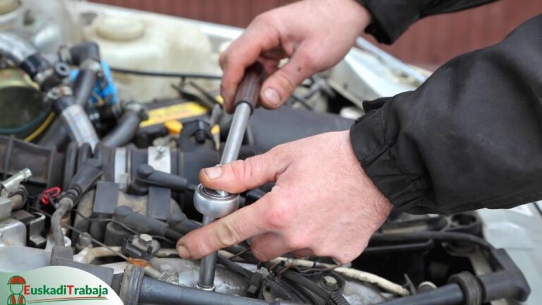 Foto de un mecánico arreglando un coche en referencia a las oportunidades de empleo en el sector automoción en el País Vasco.