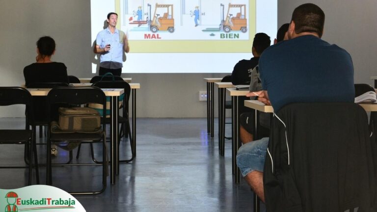 Foto simulando un curso de formación de Lanbide en Álava.