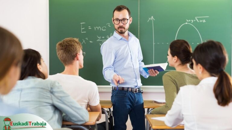 Foto de un profesor y un a clase con alumnos y alumnas en referencia a las posibilidades de empleo en el sector educativo e investigativo en Euskadi: descubre las posibilidades en docencia y enseñanza.