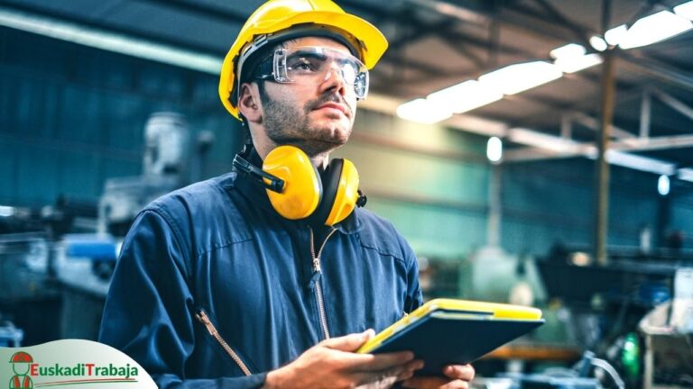 Foto de un trabajador en una fábrica en referencia a las oportunidades de empleo en el sector de Industria pesada y construcciones metálicas en el País vasco.