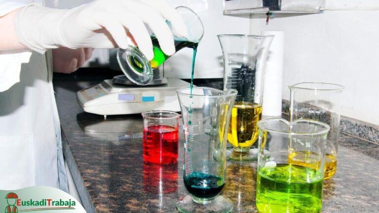 Foto de un laboratorio de química en referencia a las oportunidades laborales en la industria química en Euskadi.