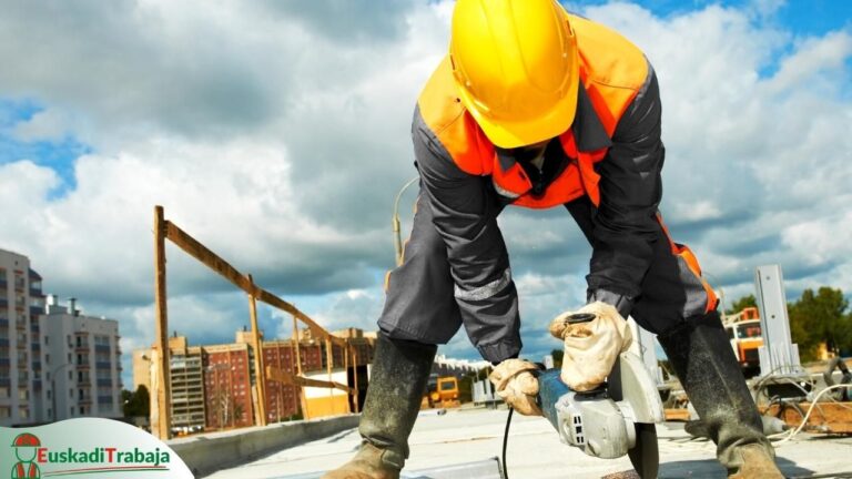 Foto de un obrero en una obra en referencia a las posibilidades de empleo en el sector de la construcción y obras públicas en Euskadi.