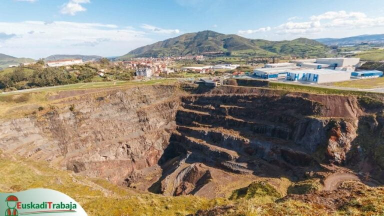 Foto de una mina a cielo abierto en el País Vasco en referencia al sector minero y de primeras transformaciones en Euskadi.