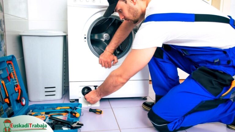 Foto de un técnico reparando una lavadora de en referencia a las oportunidades de empleo en el sector de Mantenimiento y Reparación en Euskadi.