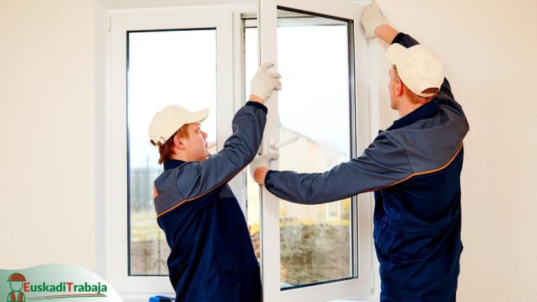 Foto de dos trabajadores colocando una venta nueva en referencia a las oportunidades de empleo y trabajo en el sector de Montaje e instalación en Euskadi.