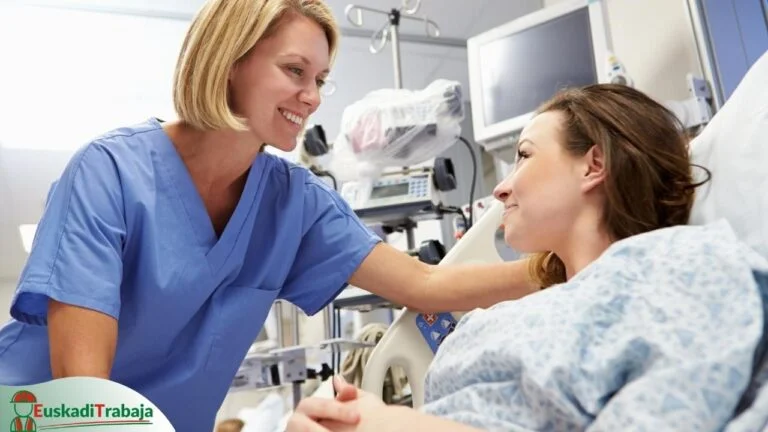 Foto de una enfermera y una paciente en un hospital en referencia a las mejores oportunidades laborales en el sector sanitario de Euskadi.