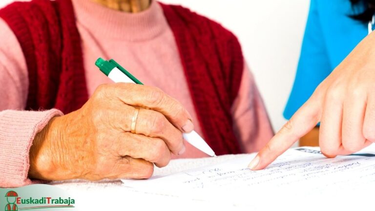 Foto en primer plano de una mano de una mujer mayor escribiendo y otra ayudándole en referencia a las oportunidades de empleo en el sector de Servicios a la comunidad y personales en Euskadi.