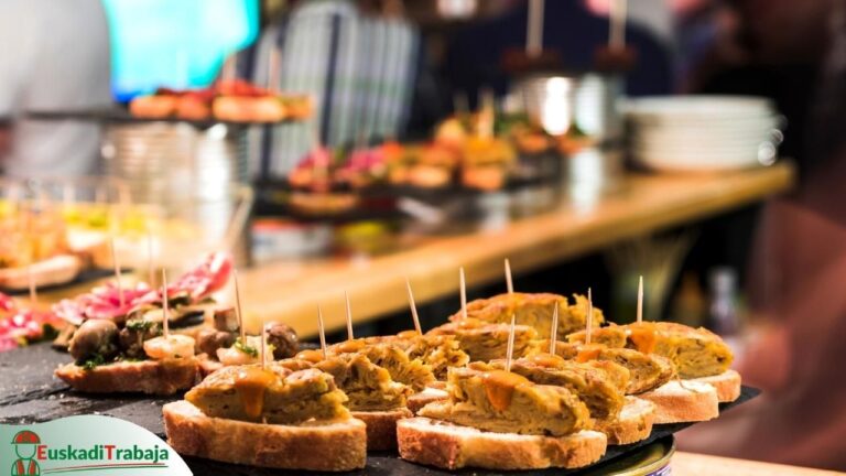 Foto de un mostrador de bar en Euskadi y sus famosos pinchos en referencia a las oportunidades de empleo en el sector turismo y hostelería en Euskadi.