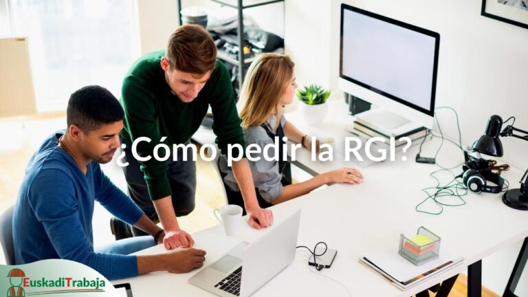 Tres personas en un ambiente de oficina haciéndose consultas en referencia a ¿Cómo solicitar la RGI?